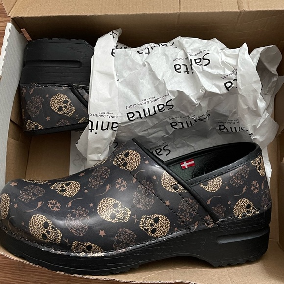 Sanita clogs size EU39 which is a 7.5-8. Black with skulls all over. - Picture 3 of 5
